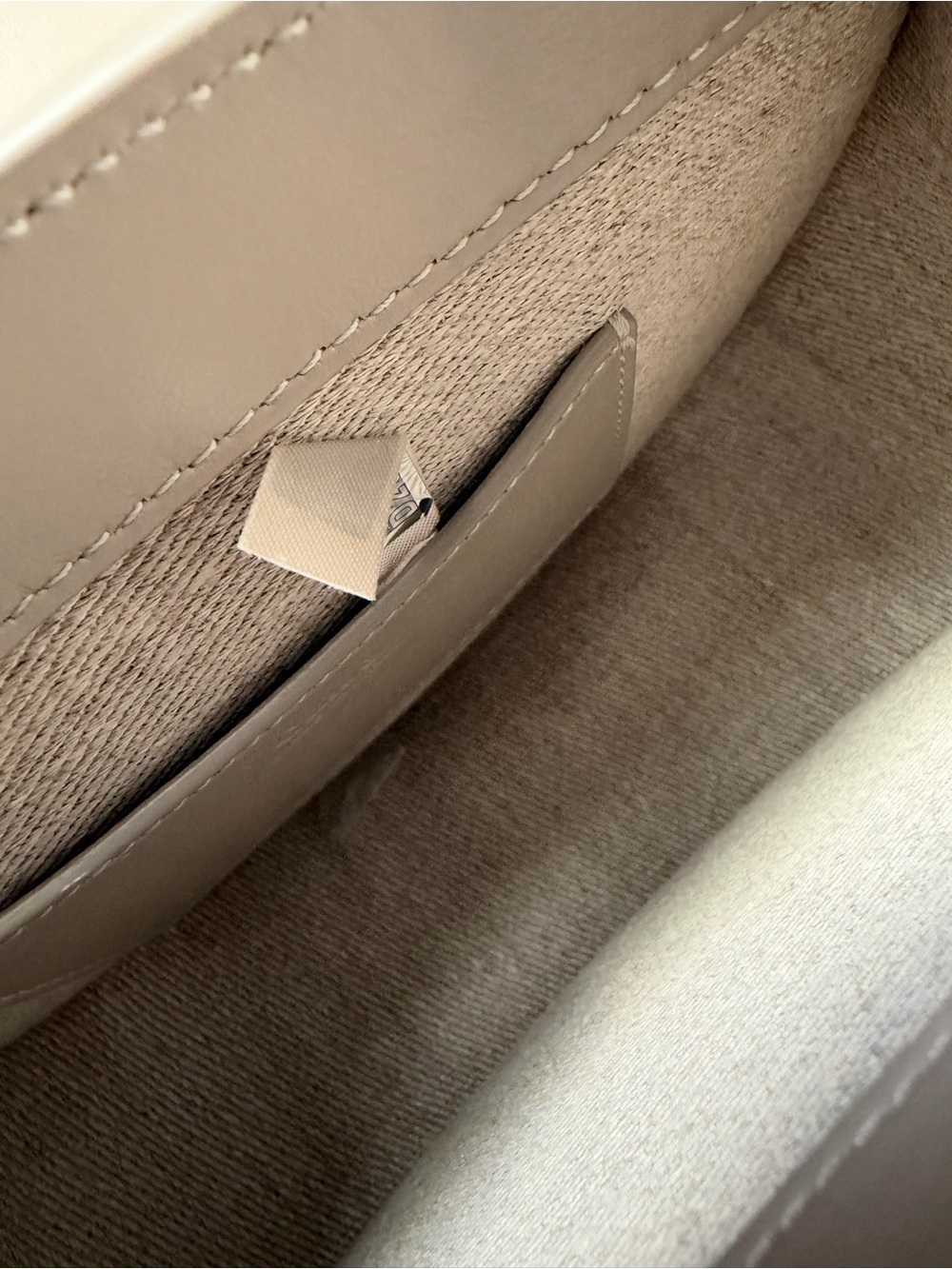 Chloe Small Tess Leather Saddle Bag in Taupe. Dust bag. authentications included - Picture 15 of 15